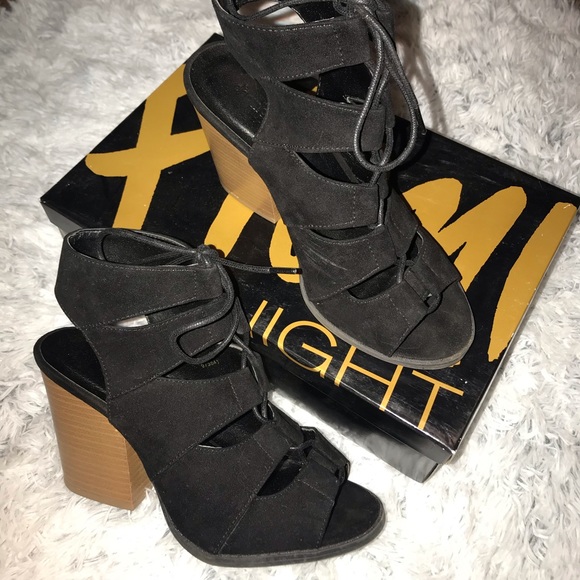 Lace up black heels - Picture 2 of 3